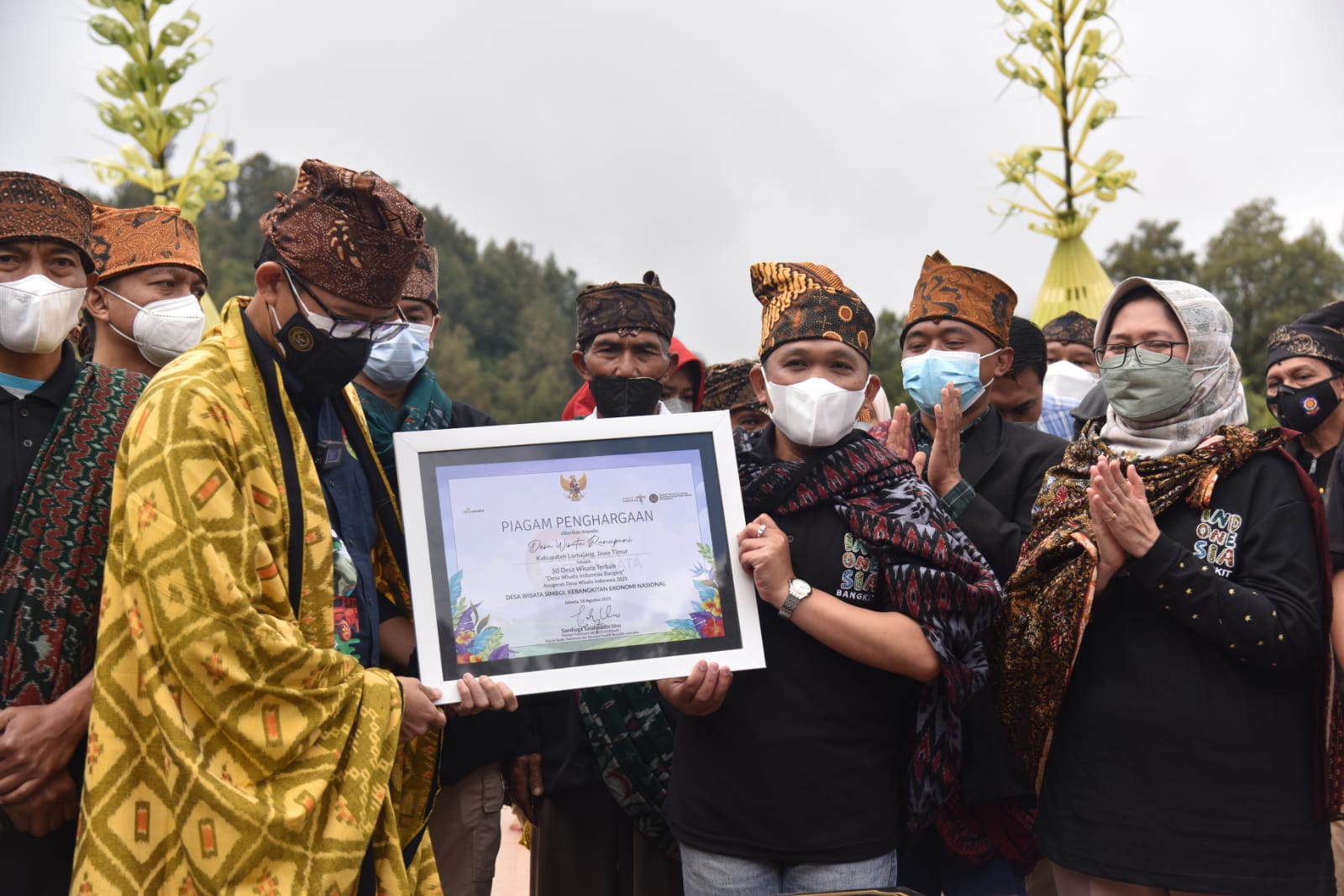 Penyerahan Piagam Penghargaan Peraih 50 Besar Desa Wisata Ranupani dalam pemilihan Anugrah Desa Wisata Indonesia 2021 yg diselenggarakan oleh Kementerian  Pariwisata dan Ekonomi Kreatif RI 
