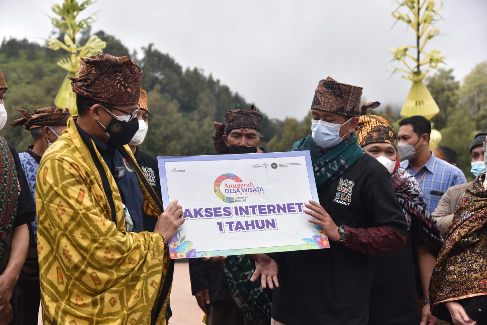 Penyerahan  Fasililitas Akses Internet dalam Peraih Nominasi 50 besar Anugrah Desa Wisata Bangkit Indonesia 2021  